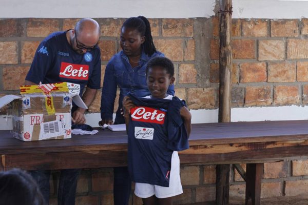 OWA Mozambico gioca con la maglia del Napoli